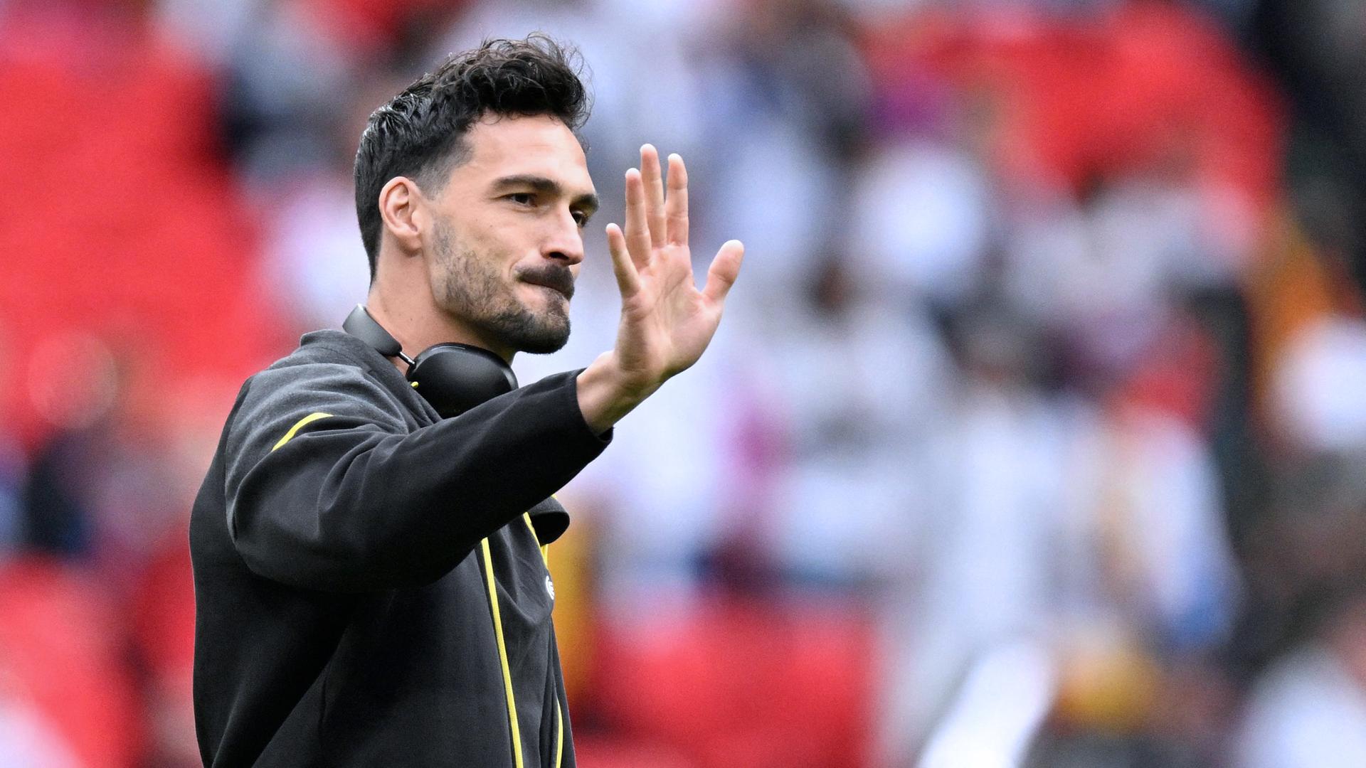 Mats Hummels winkt in die Zuschauermenge