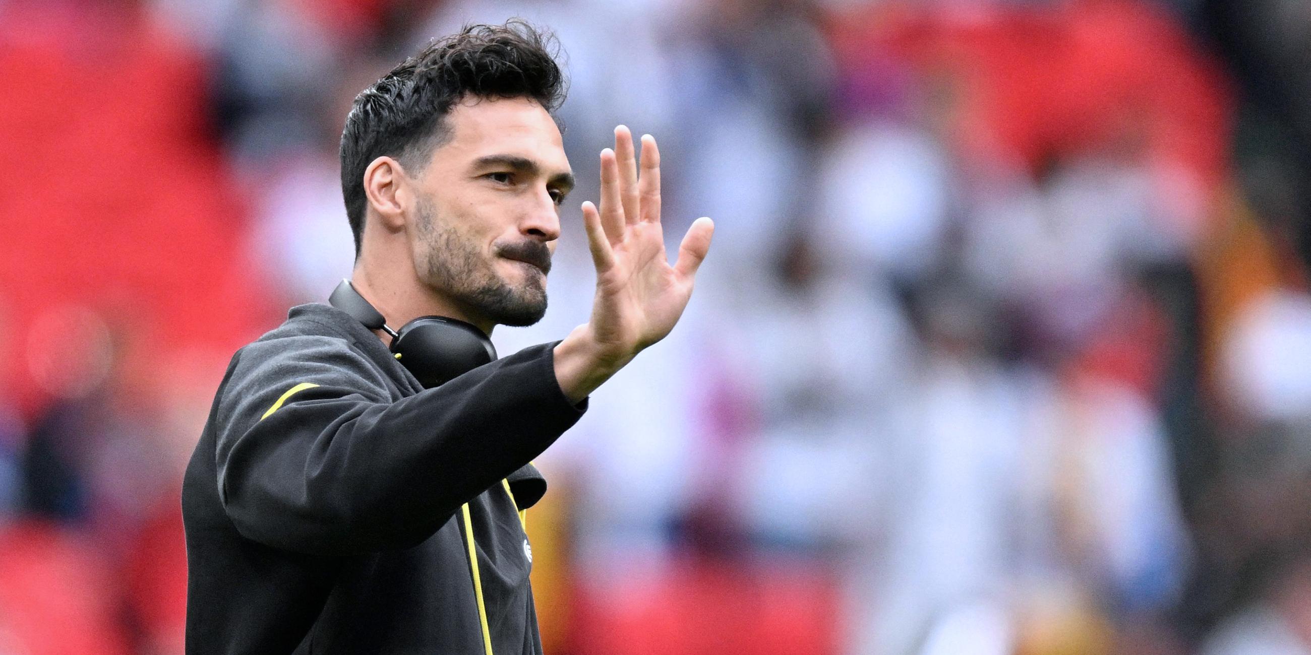 Mats Hummels winkt in die Zuschauermenge