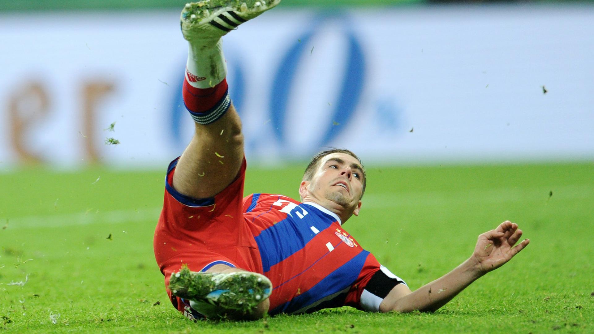 lahm, philipp - rutscht beim elfmeterschiessen im dfb-pokal-halbfinale 2015 aus