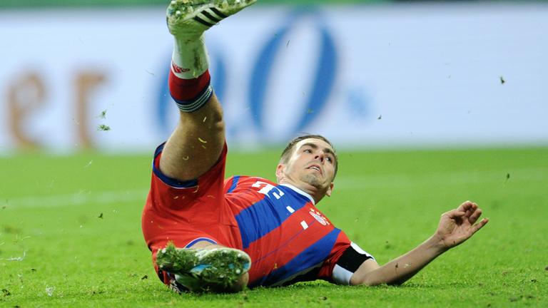 lahm, philipp - rutscht beim elfmeterschiessen im dfb-pokal-halbfinale 2015 aus