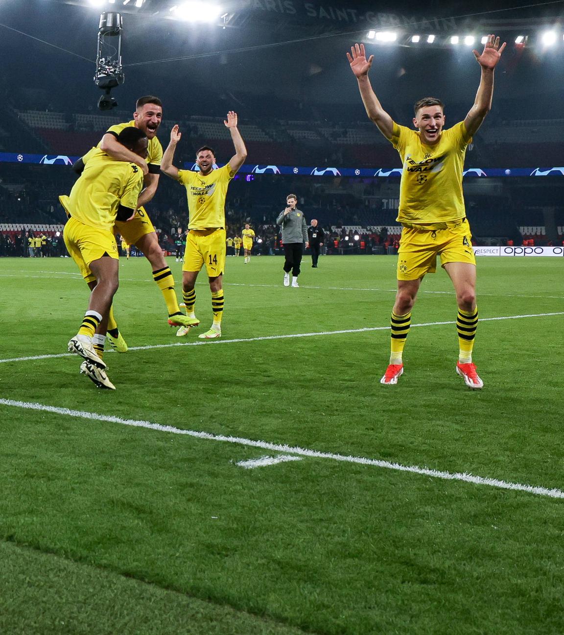 07.05.2024, Champions-League-Halbfinale, Paris Saint-Germain - Borussia Dortmund: Die Dortmunder Marcel Sabitzer, Donyell Malen, Jamie Jermaine Bynoe-Gittens, Sebastien Haller, Youssoufa Moukoko, Salih Özcan, Niclas Füllkrug und Nico Schlotterbeck (v. l.) feiern den Einzug ins Finale.