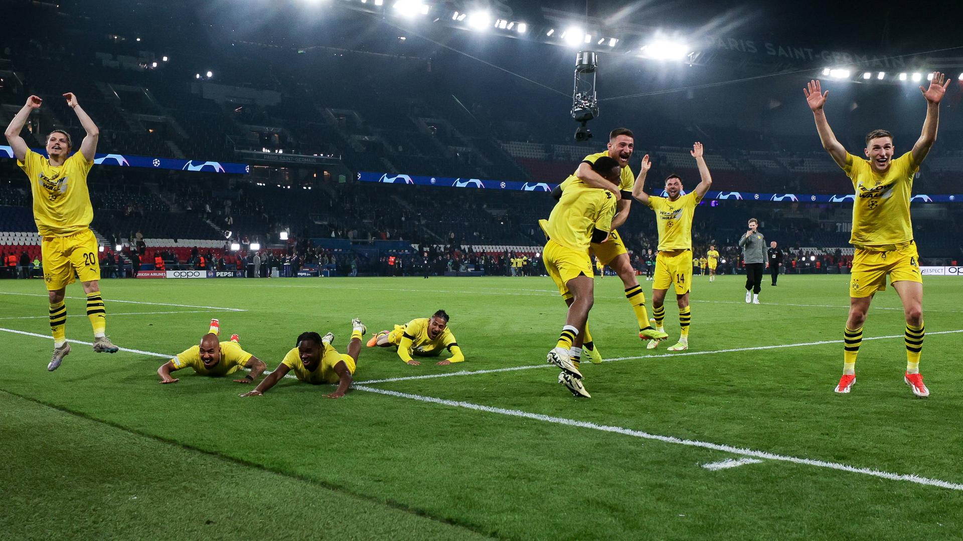 07.05.2024, Champions-League-Halbfinale, Paris Saint-Germain - Borussia Dortmund: Die Dortmunder Marcel Sabitzer, Donyell Malen, Jamie Jermaine Bynoe-Gittens, Sebastien Haller, Youssoufa Moukoko, Salih Özcan, Niclas Füllkrug und Nico Schlotterbeck (v. l.) feiern den Einzug ins Finale.
