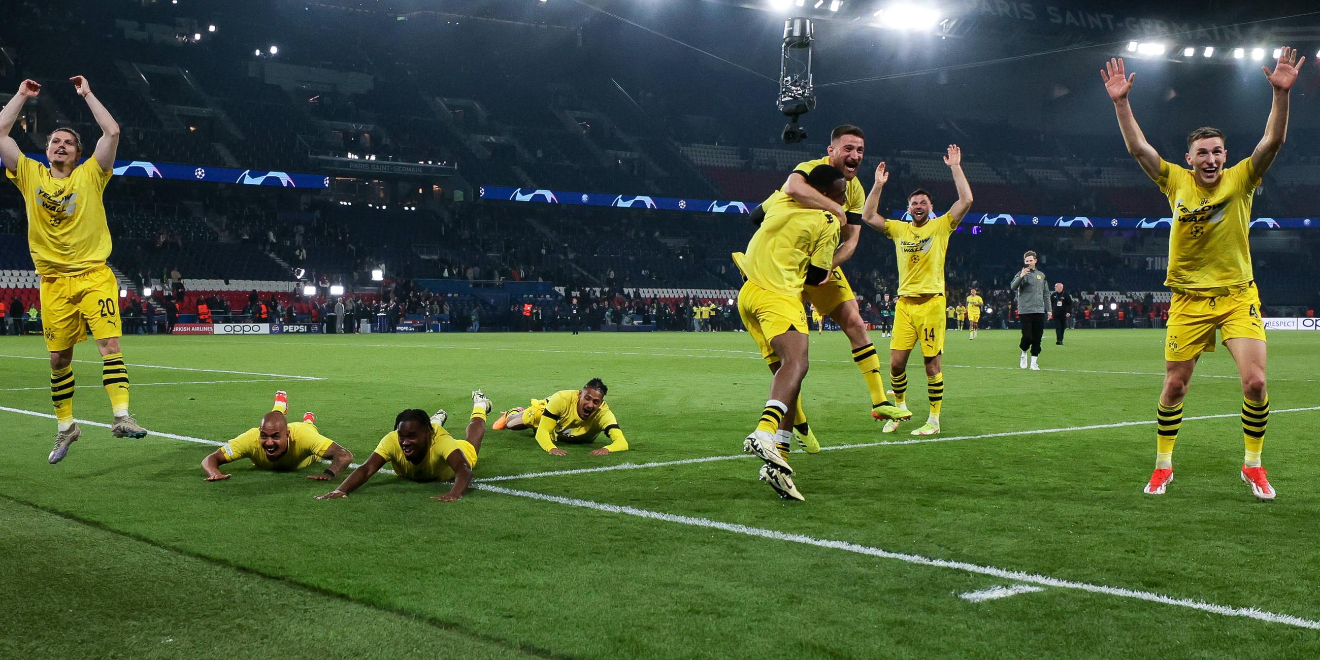 07.05.2024, Champions-League-Halbfinale, Paris Saint-Germain - Borussia Dortmund: Die Dortmunder Marcel Sabitzer, Donyell Malen, Jamie Jermaine Bynoe-Gittens, Sebastien Haller, Youssoufa Moukoko, Salih Özcan, Niclas Füllkrug und Nico Schlotterbeck (v. l.) feiern den Einzug ins Finale.