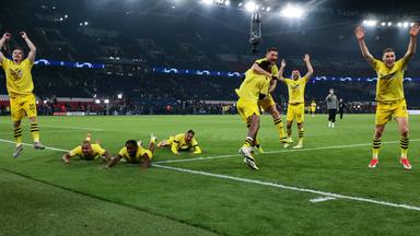 07.05.2024, Champions-League-Halbfinale, Paris Saint-Germain - Borussia Dortmund: Die Dortmunder Marcel Sabitzer, Donyell Malen, Jamie Jermaine Bynoe-Gittens, Sebastien Haller, Youssoufa Moukoko, Salih Özcan, Niclas Füllkrug und Nico Schlotterbeck (v. l.) feiern den Einzug ins Finale.