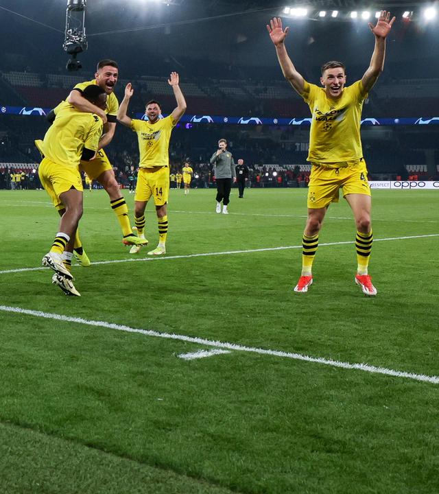 07.05.2024, Champions-League-Halbfinale, Paris Saint-Germain - Borussia Dortmund: Die Dortmunder Marcel Sabitzer, Donyell Malen, Jamie Jermaine Bynoe-Gittens, Sebastien Haller, Youssoufa Moukoko, Salih Özcan, Niclas Füllkrug und Nico Schlotterbeck (v. l.) feiern den Einzug ins Finale.
