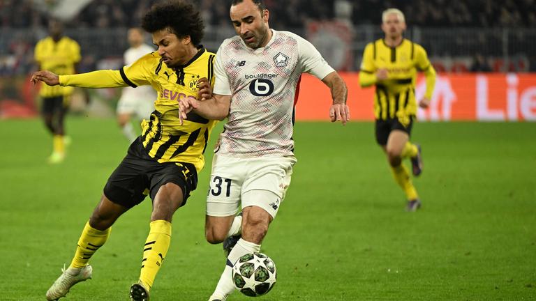 Borrussia Dortmunds Karim Adeyemi kämpft mit OSC Lilles Verteidiger Ismaily um den Ball.