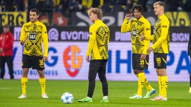 Bundesliga, 7. Spieltag, Borussia Dortmund - FC St. Pauli. Die Dortmunder Nachwuchsspieler Kjell-Arik Wätjen, Cole Campbell, Filippo Mane und Yannik Luka Lührs (von links) auf dem Spielfeld vor dem Anpfiff.