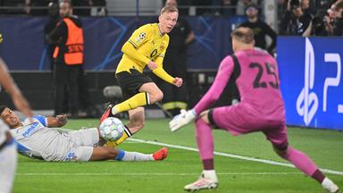 Champions League, Borussia Dortmund - FC Villarreal: Maximilian Beier (Mitte) flankt den Ball in den Strafraum, worauf ein Eigentor Villarreals folgt.