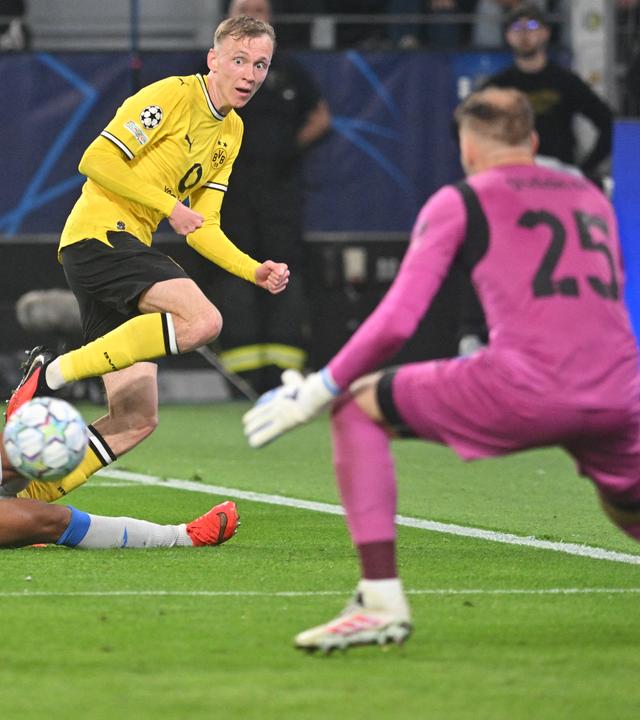Champions League, Borussia Dortmund - FC Villarreal: Maximilian Beier (Mitte) flankt den Ball in den Strafraum, worauf ein Eigentor Villarreals folgt.