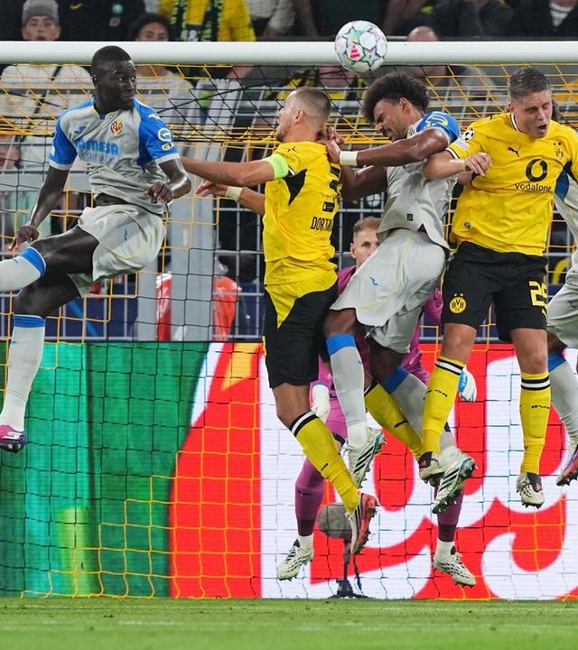 Spieler von Borussia Dortmund und Villarreal springen zum Kopfball hoch