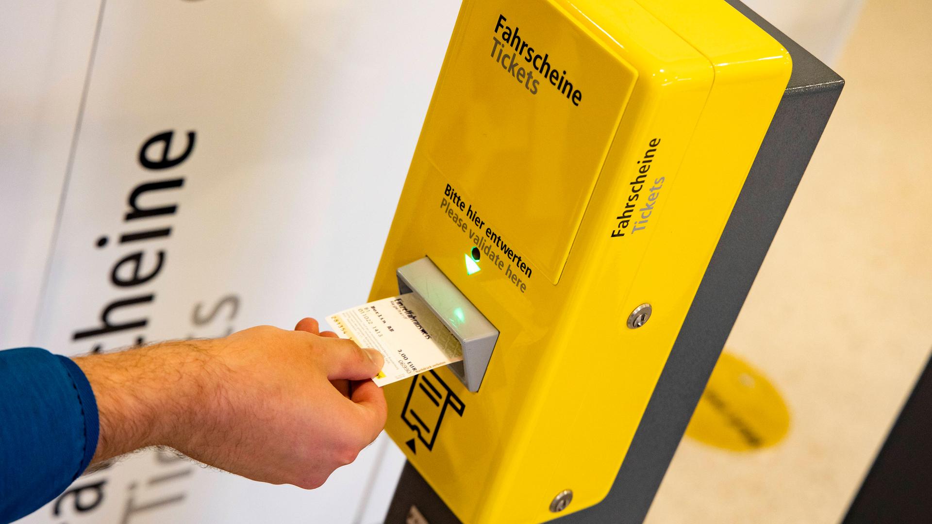 Ein Reisender entwertet ein Ticket der BVG in Berlin