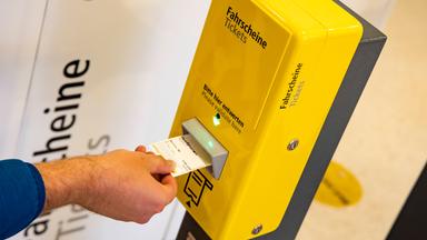 Ein Reisender entwertet ein Ticket der BVG in Berlin