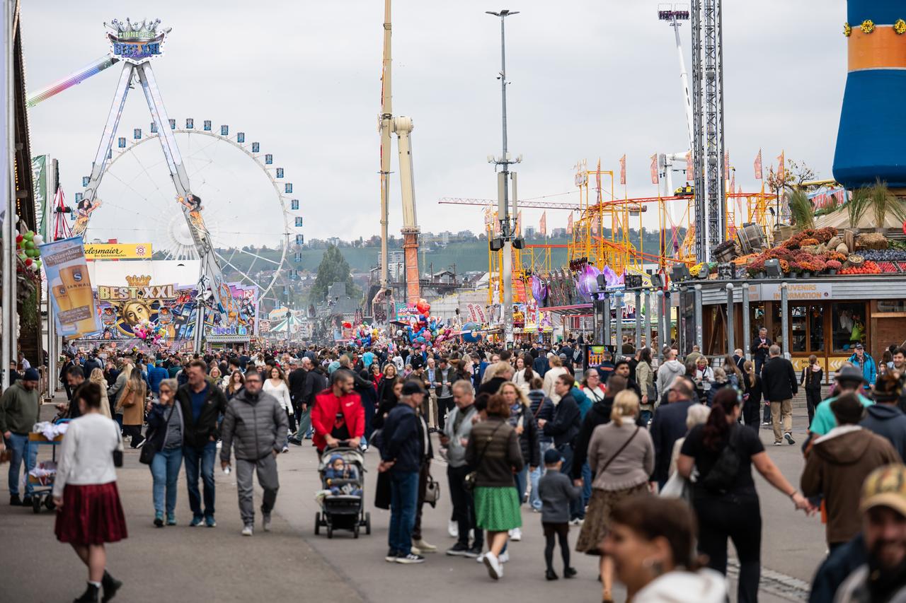 Baden-Württemberg, Stuttgart: Zahlreiche Menschen besuchen am letzten Tag das 178. Cannstatter Volksfest. Archivbild