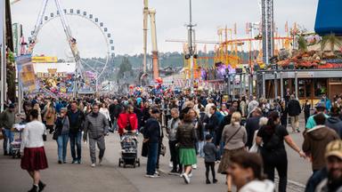 Baden-Württemberg, Stuttgart: Zahlreiche Menschen besuchen am letzten Tag das 178. Cannstatter Volksfest. Archivbild