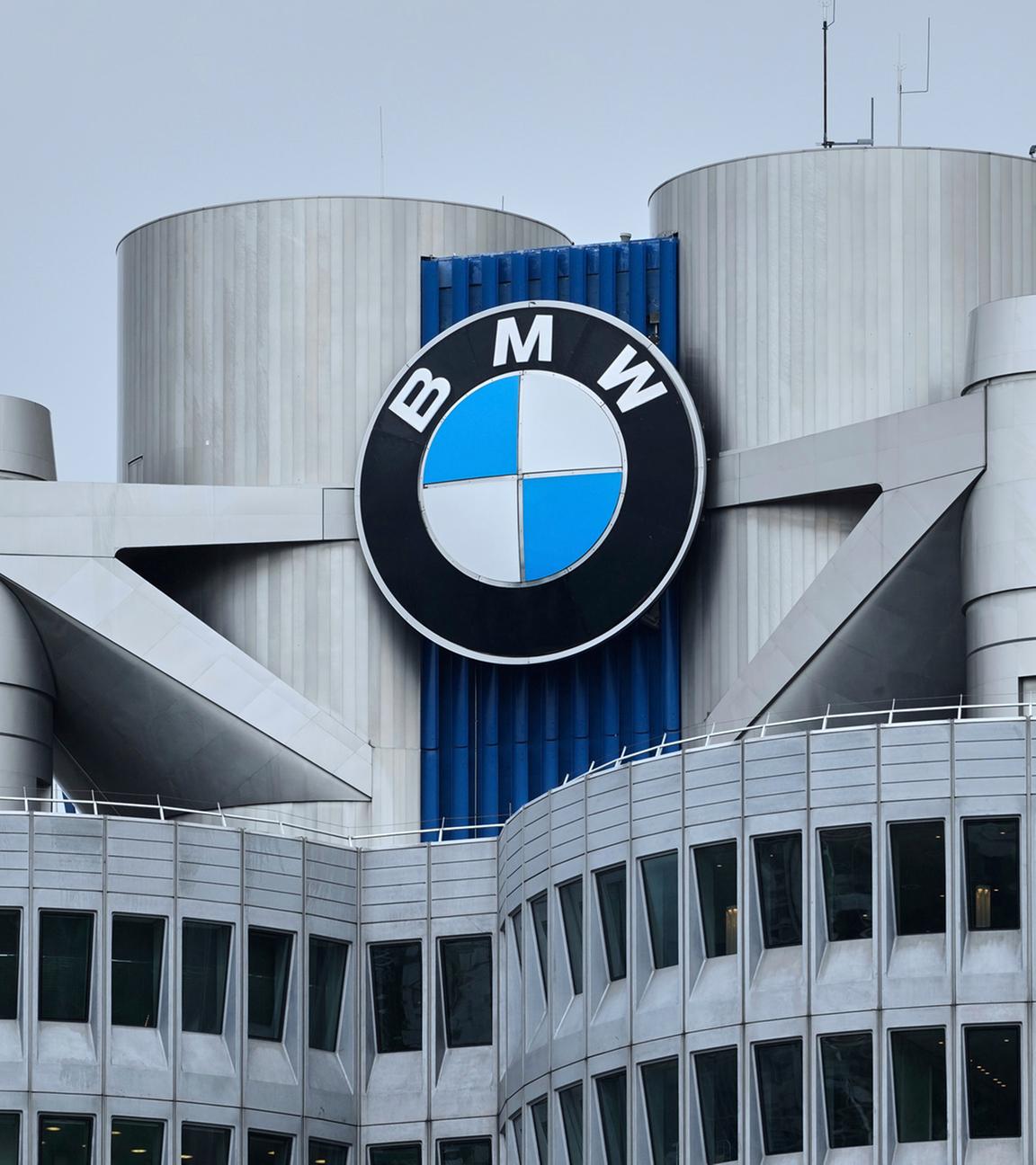 Das Logo des deutschen Automobilherstellers BMW auf dem Gebäude des Hauptsitzes der Firma in München.