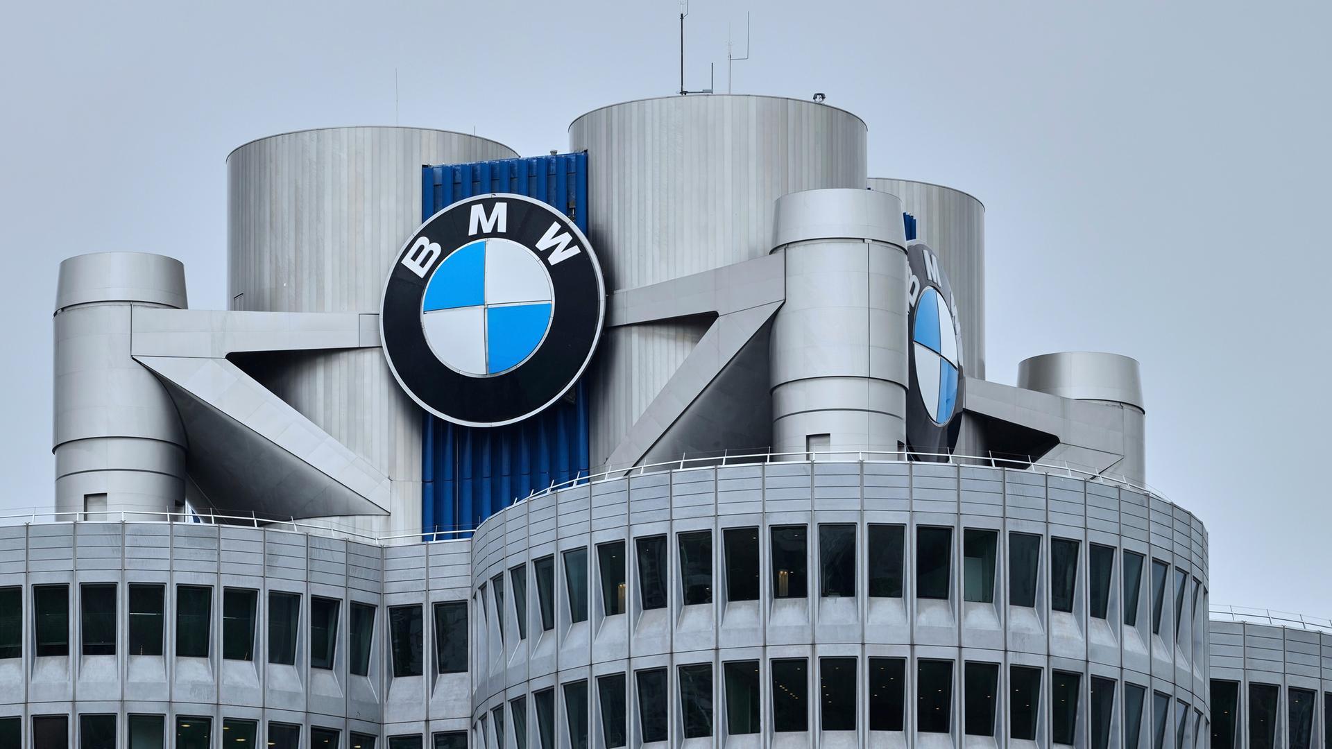 Das Logo des deutschen Automobilherstellers BMW auf dem Gebäude des Hauptsitzes der Firma in München.