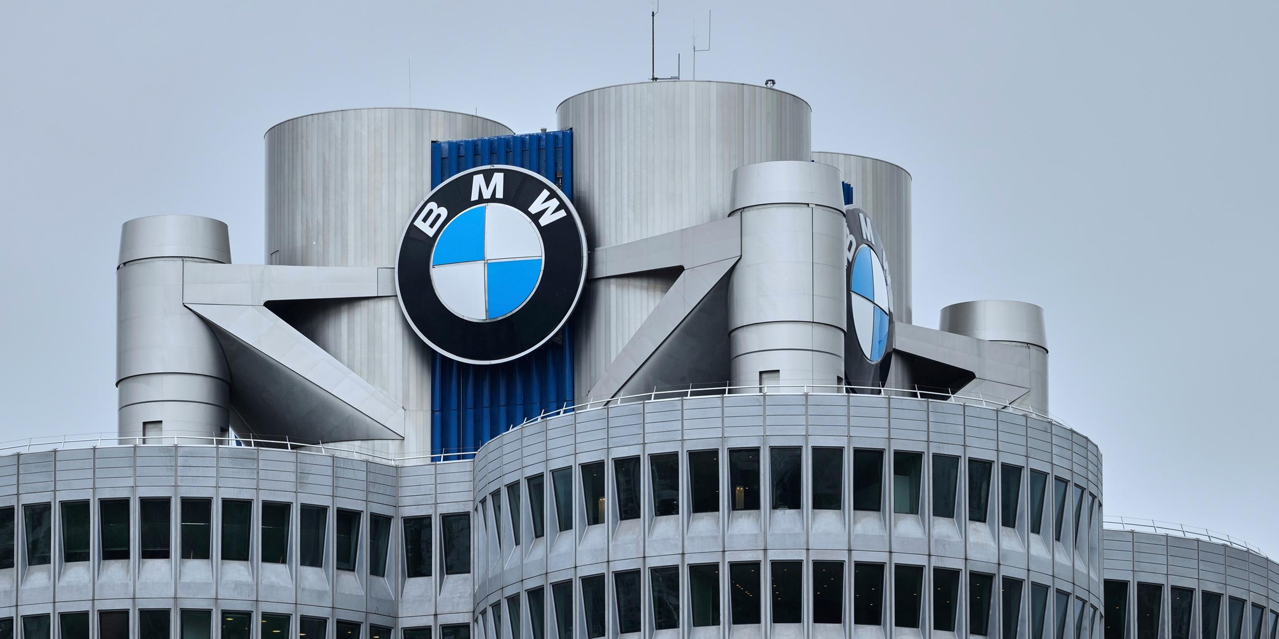 Das Logo des deutschen Automobilherstellers BMW auf dem Gebäude des Hauptsitzes der Firma in München.