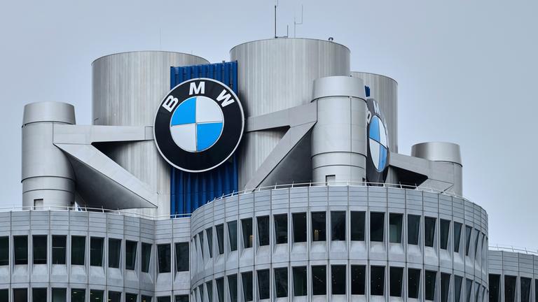 Das Logo des deutschen Automobilherstellers BMW auf dem Gebäude des Hauptsitzes der Firma in München.