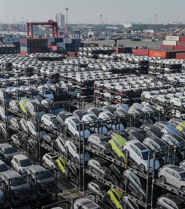 Autos des chinesischen Herstellers BYD die für den Export vorbereitet werden stehen im Hafen von Suzhou. (Archiv)