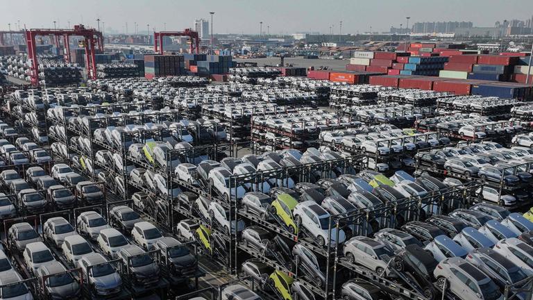 Autos des chinesischen Herstellers BYD die für den Export vorbereitet werden stehen im Hafen von Suzhou. (Archiv)