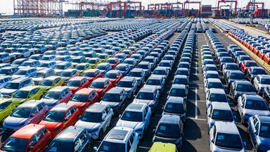 Fahrzeuge des Chinesischen Herstellers BYD stehen zum Export im Hafen von Suzhou bereit. (Archiv)
