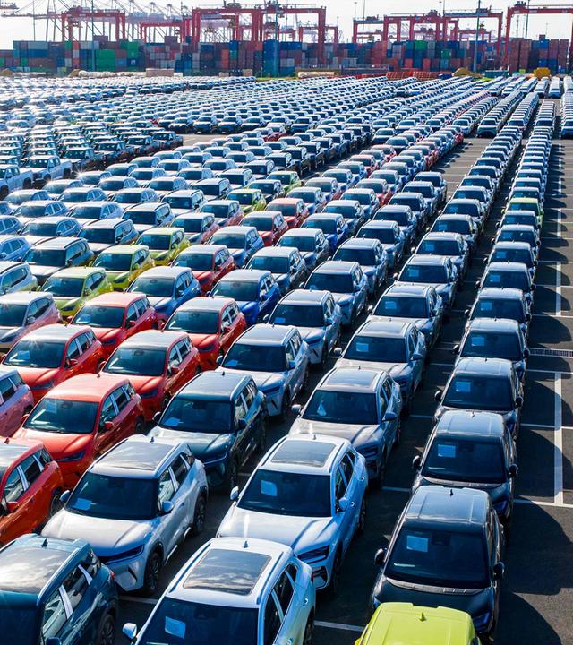 Fahrzeuge des Chinesischen Herstellers BYD stehen zum Export im Hafen von Suzhou bereit. (Archiv)