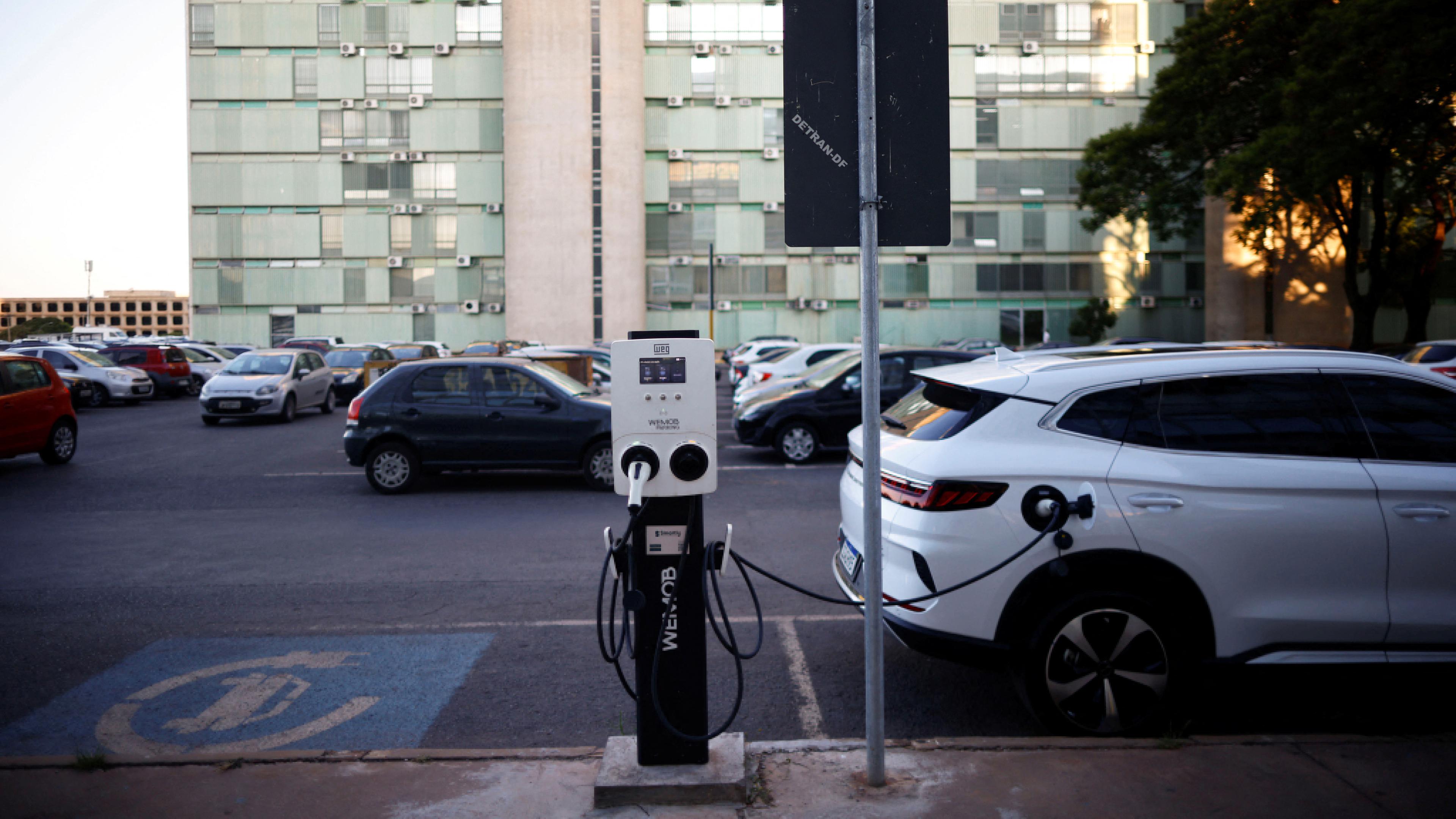 Ein BYD-Elektrofahrzeug wird in einer Ladestation vor dem Gebäude des Wirtschaftsministeriums in Brasilia, Brasilien, aufgeladen, 18. 10. 2023. 