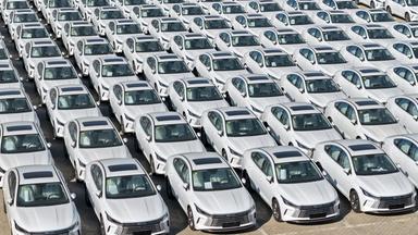 China: BYD-Hybridfahrzeuge warten in Yantai in der ostchinesischen Provinz Shandong auf ihren Transport