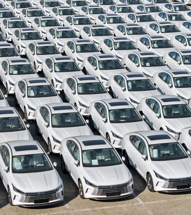 China: BYD-Hybridfahrzeuge warten in Yantai in der ostchinesischen Provinz Shandong auf ihren Transport