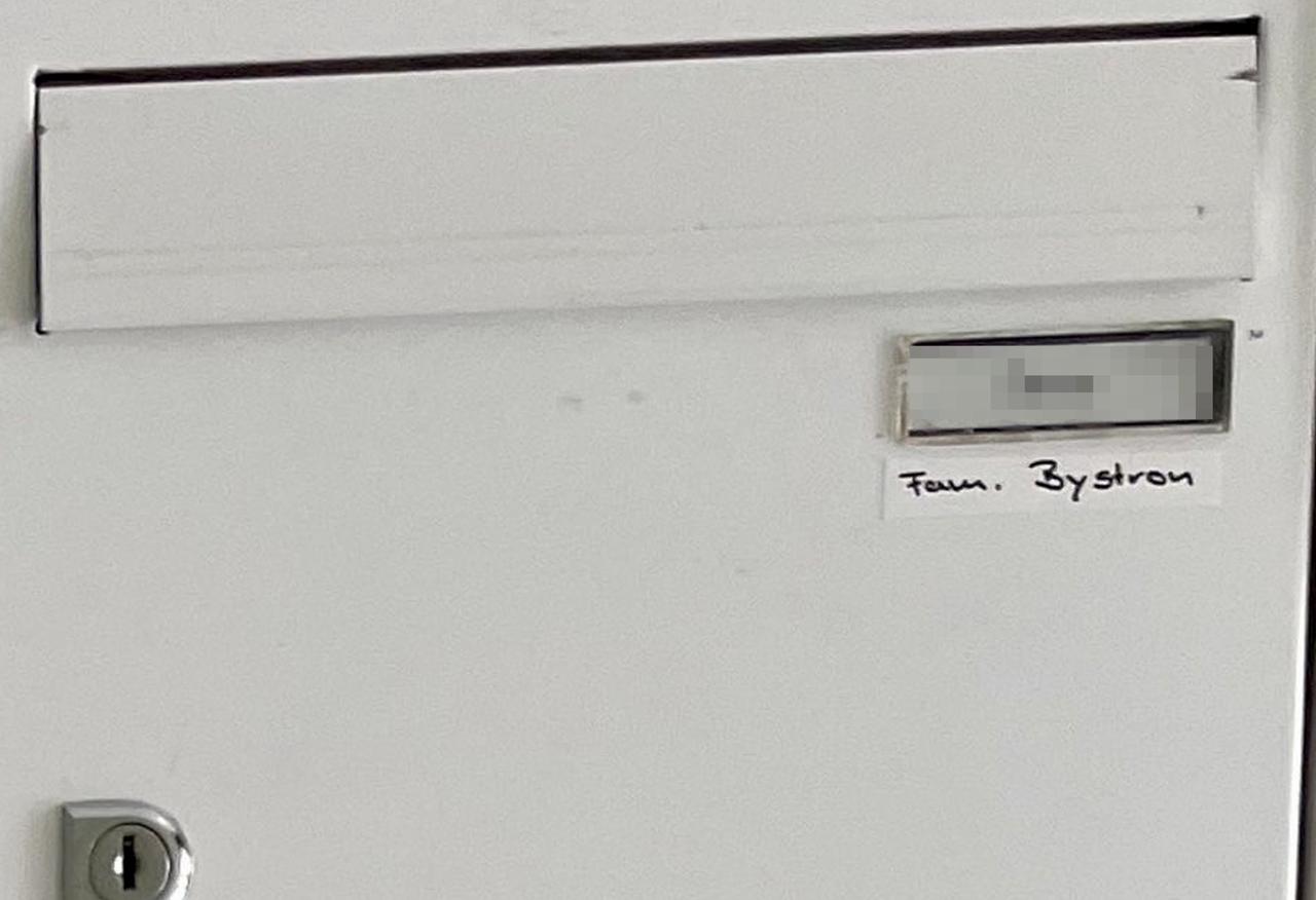 Briefkasten der "Fam. Bystron" in der Münchner Maxvorstadt: offenbar eine Scheinadresse. 