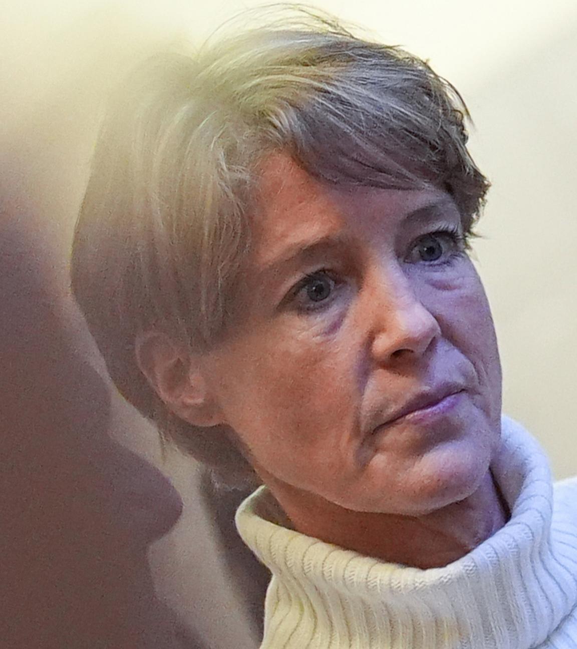 19.11.2025, Hamburg: Christina Block, deutsche Gastronomin und Unternehmerin, steht in einer Pause im Prozess wegen mutmaßlicher Kindesentführung vor dem Gerichtssaal im Landgericht Hamburg.