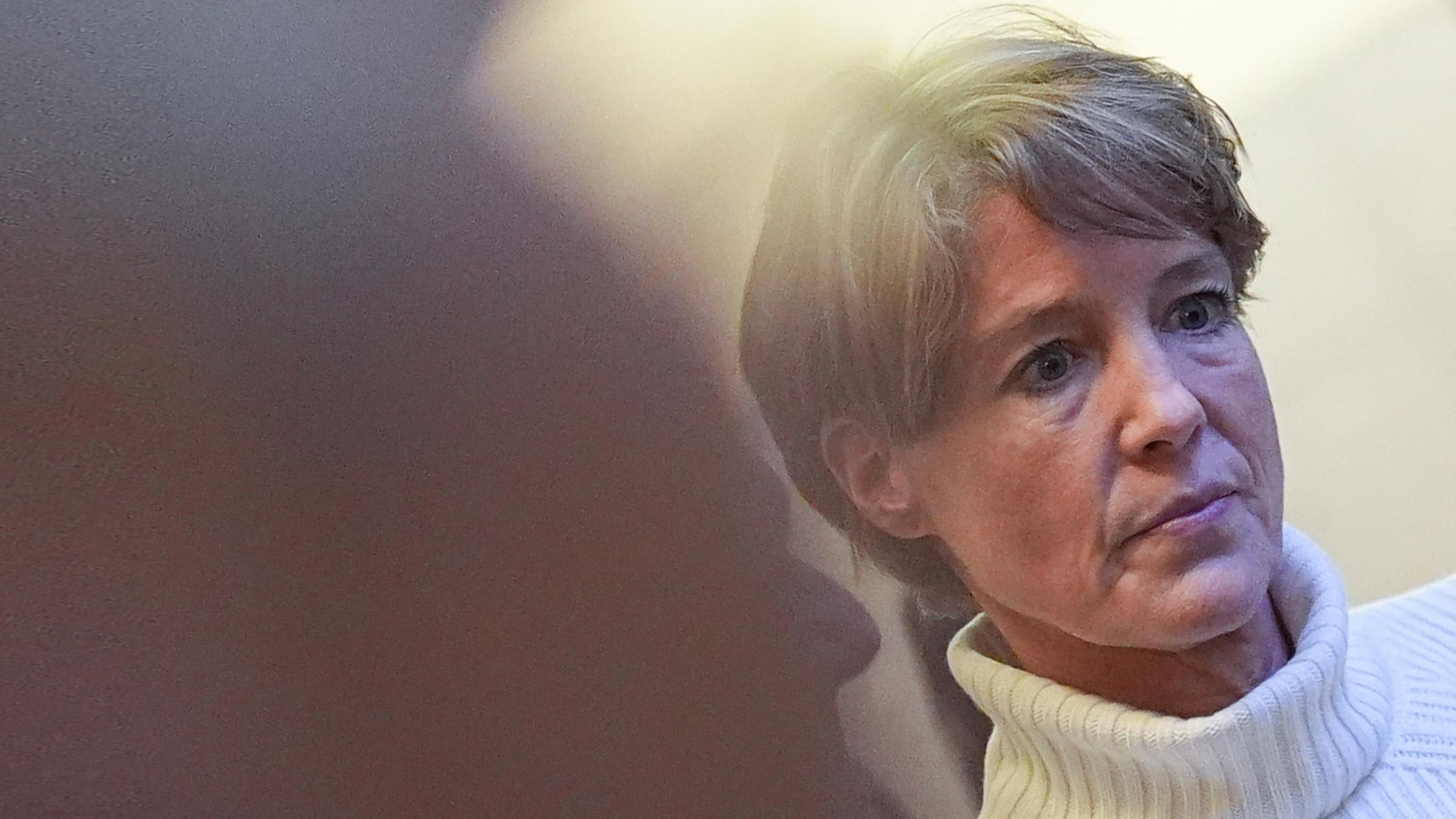 19.11.2025, Hamburg: Christina Block, deutsche Gastronomin und Unternehmerin, steht in einer Pause im Prozess wegen mutmaßlicher Kindesentführung vor dem Gerichtssaal im Landgericht Hamburg.