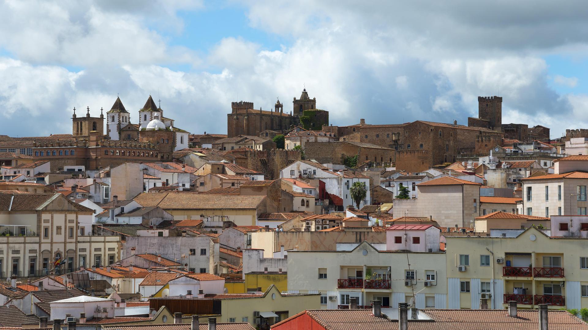 Blick auf die historische Stadt Cáceres mit ihren Festungsanlagen.