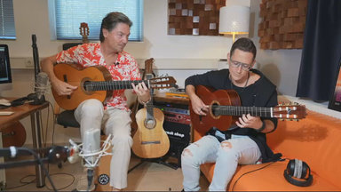 Das Bild zeigt die Musiker Jan Pascal und Alexander Kilian, während beide Gitarre spielen.