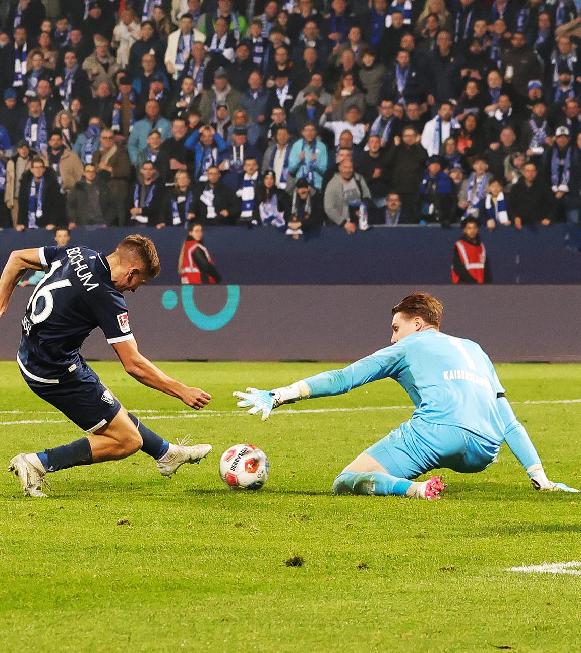 Bochums Mittelstürmer Callum Marshall vergibt eine Torchance in der Zweitligapartie gegen den 1.FC Kaiserslautern