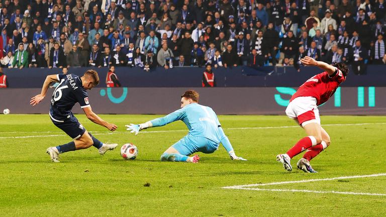 Bochums Mittelstürmer Callum Marshall vergibt eine Torchance in der Zweitligapartie gegen den 1.FC Kaiserslautern