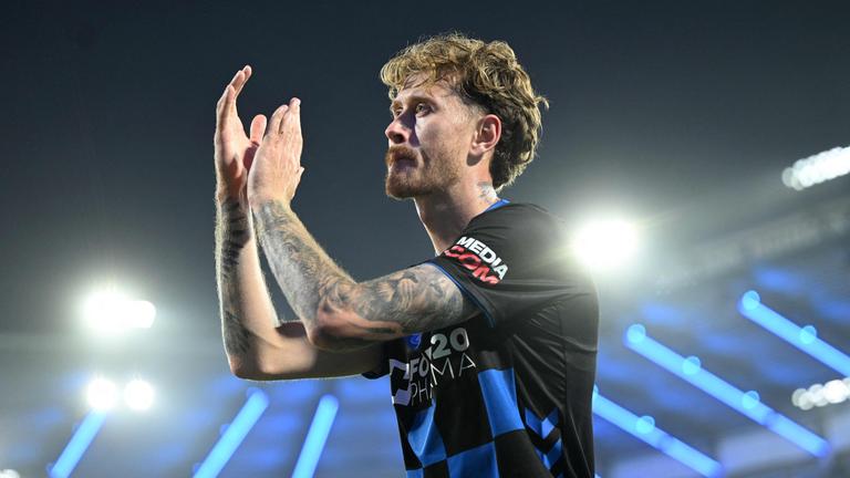 Der deutsche Verteidiger Calvin Brackelmann vom SC Paderborn reagiert während des Rückspiels der Bundesliga-Abstiegsrunde zwischen dem SC Paderborn und dem VfL Wolfsburg am 22.05.2025 in Heidenheim.