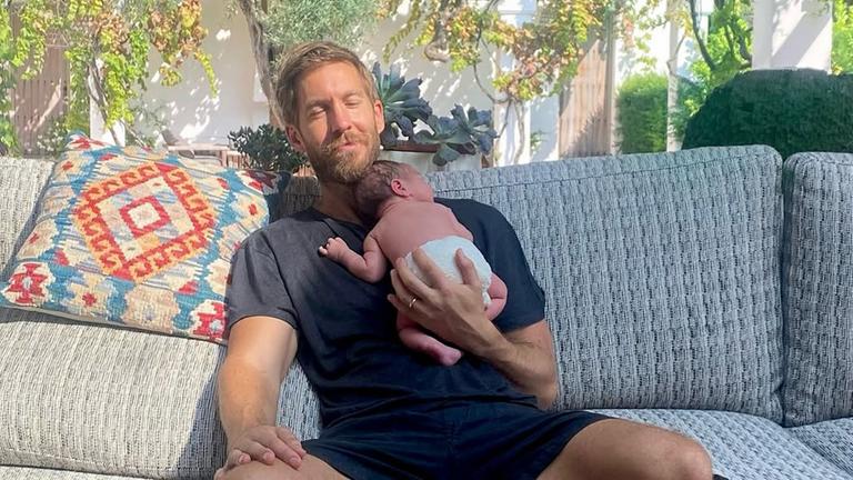 Calvin Harris hält sein Baby im Arm.