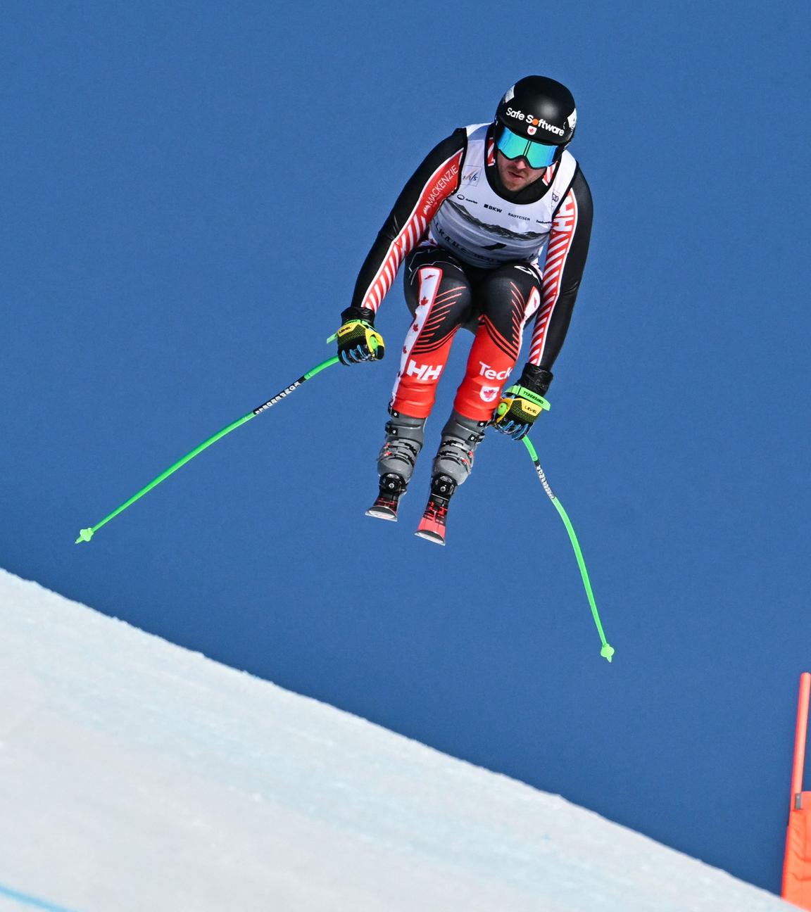 Der kanadische Skirennläufer Cameron Alexander im Sprung bei der Abfahrt im FIS Alpine Ski World Cup 2025/2026 in Crans-Montana.