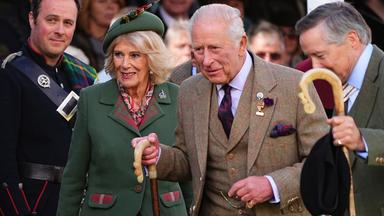 Der britische König Charles III. und Königin Camilla spazieren während der Highland Games im Rahmen des „Braemar Gathering“ im Princess Royal and Duke of Fife Memorial Park in Aberdeenshire.