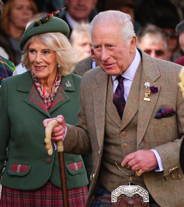 Der britische König Charles III. und Königin Camilla spazieren während der Highland Games im Rahmen des „Braemar Gathering“ im Princess Royal and Duke of Fife Memorial Park in Aberdeenshire.