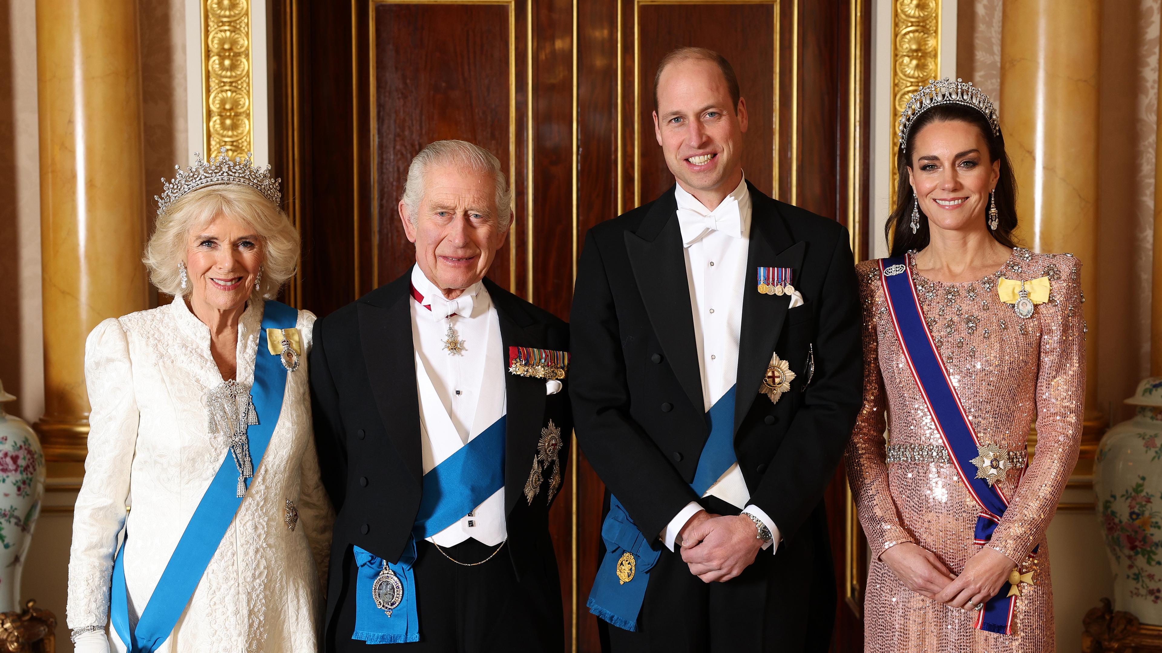 Großbritannien, London: Königin Camilla (l-r), König Charles III. aus Großbritannien, sowie William, Prinz von Wales, und Kate, Prinzessin von Wales.