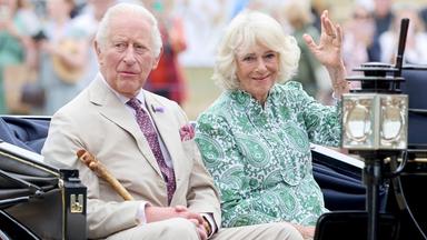 König Charles III. und Königin Camilla treffen mit der Kutsche zu einem Besuch der RHS Sandringham Flower Show ein
