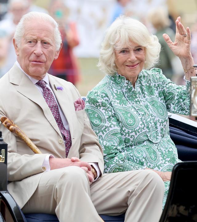 König Charles III. und Königin Camilla treffen mit der Kutsche zu einem Besuch der RHS Sandringham Flower Show ein