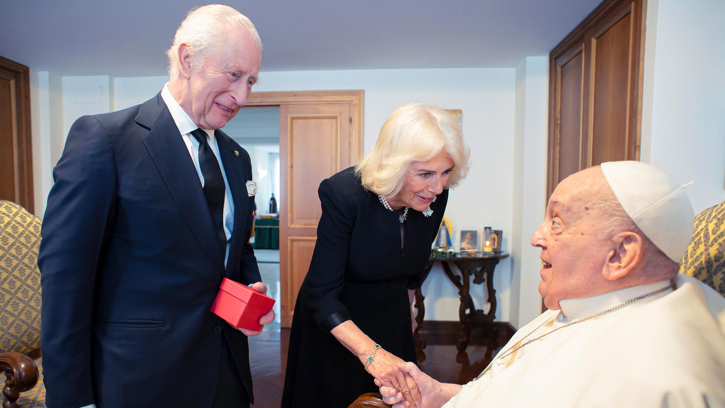 König Charles und Königin Camilla zu Besuch bei Papst Franziskus.