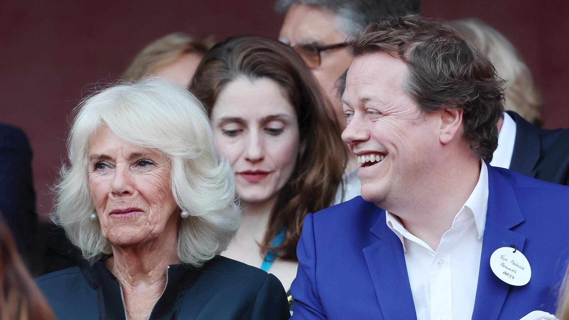 Königin Camilla mit ihrem Sohn Tom Parker Bowles im Juni 2024 beim Literaturfestival der Königin in London.