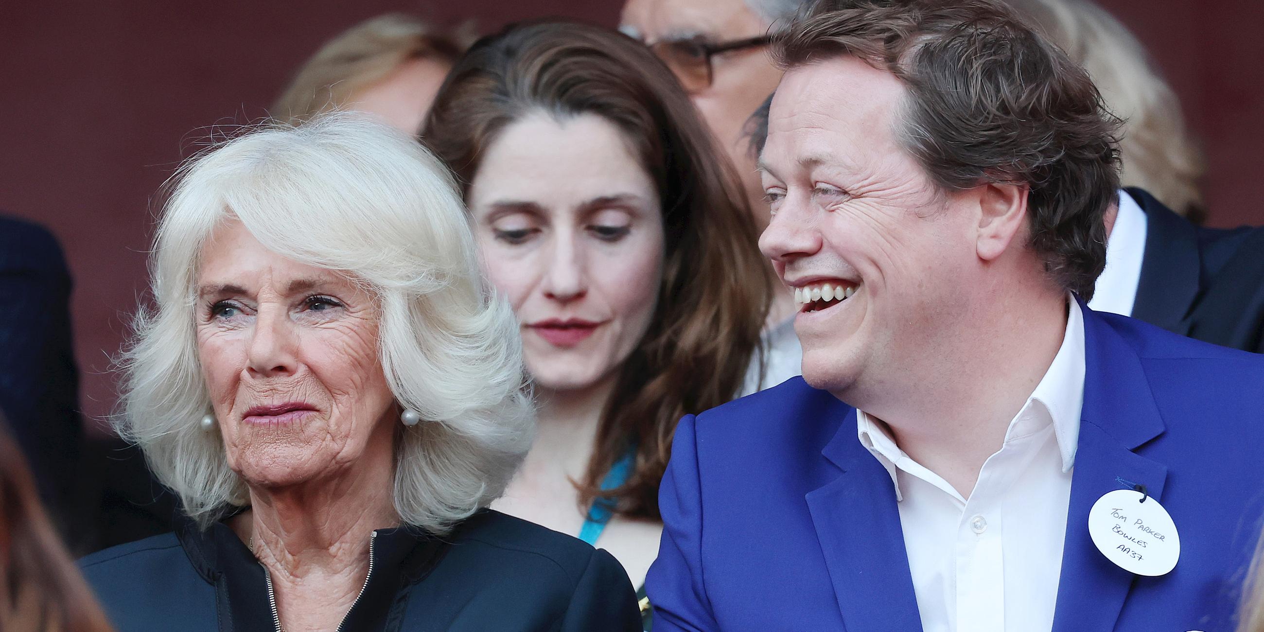 Königin Camilla mit ihrem Sohn Tom Parker Bowles im Juni 2024 beim Literaturfestival der Königin in London.