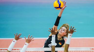 Camilla Weitzel schlägt im Spiel gegen Frankreich einen Schmetterball.