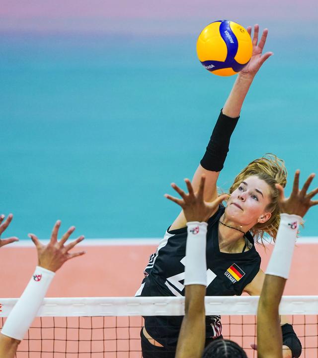 Camilla Weitzel schlägt im Spiel gegen Frankreich einen Schmetterball.