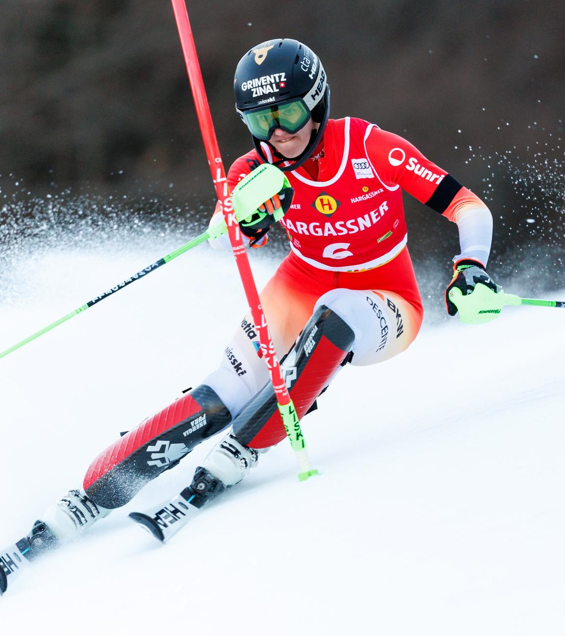 Camille Rast (Schweiz) ist in Aktion. 